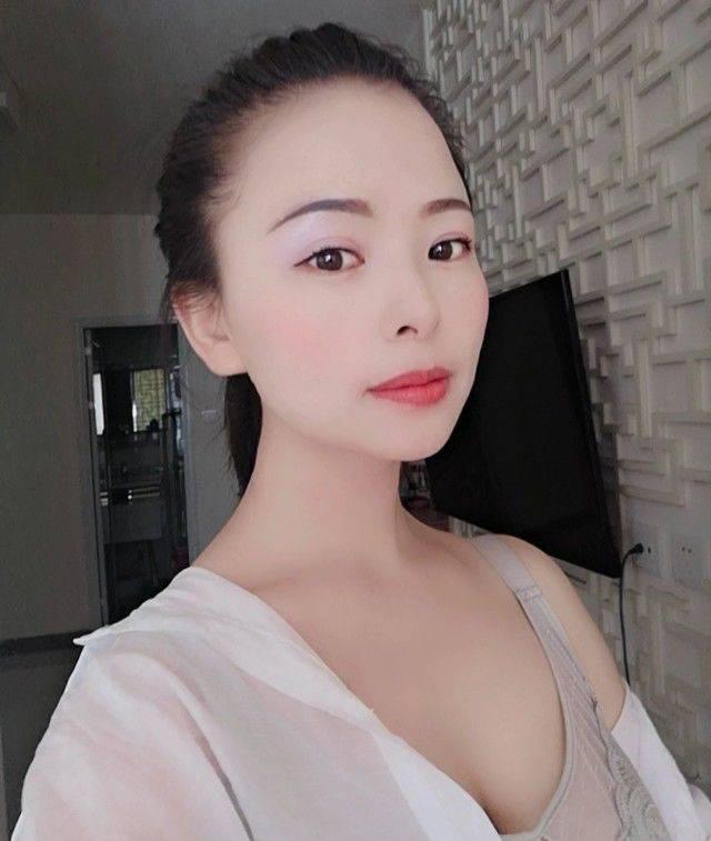 草场坡一字马美女